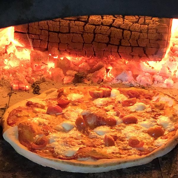 pizza-hecha-en-horno-de-lena